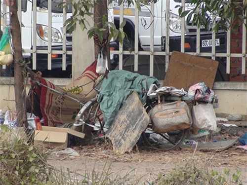 Xác người ve chai nằm chết trên võng cạnh quốc lộ