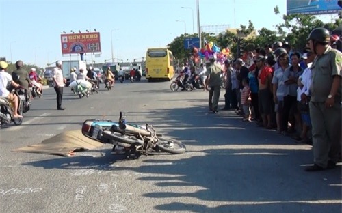 Con gái bị xe khách cán chết, mẹ ngất xỉu rơi vào nguy kịch