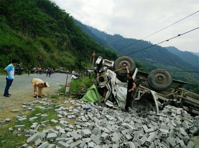 Kinh hoàng xe tải lật ngửa làm 3 người chết, 7 người nguy kịch