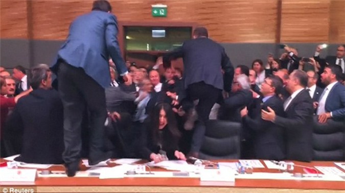 Nghị sĩ Thổ Nhĩ Kỳ lao vào "cấu xé" nhau trong phiên họp Quốc hội