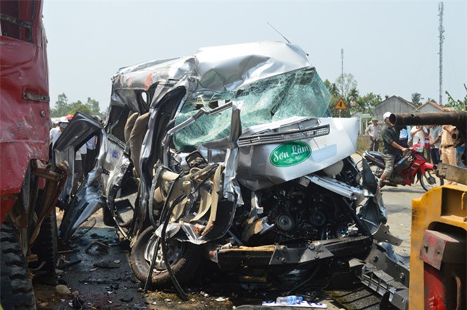 Tai nạn thảm khốc ở Quảng Ngãi, 12 người thương vong