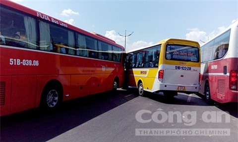 Tài xế xe Phương Trang lại húc văng xe khách rồi cố thủ trên xe