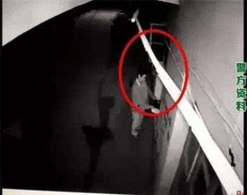 Trung Quốc: Tóm gọn tên biến thái chuyên... ngửi giày phụ nữ