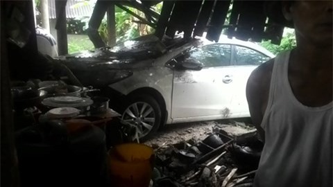 Xế hộp 4 chỗ "cua gấp" mất lái tông sập bếp nhà dân ven đường