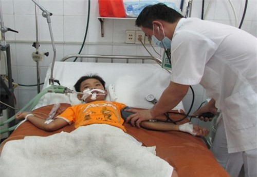 Mải chơi đùa, cháu bé bị dây treo vào cổ bất tỉnh 