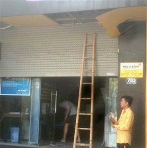 Sốc: Bảo vệ ngân hàng Bắc Á bị kẹt cửa cuốn, tử vong