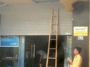 Sốc: Bảo vệ ngân hàng Bắc Á bị kẹt cửa cuốn, tử vong