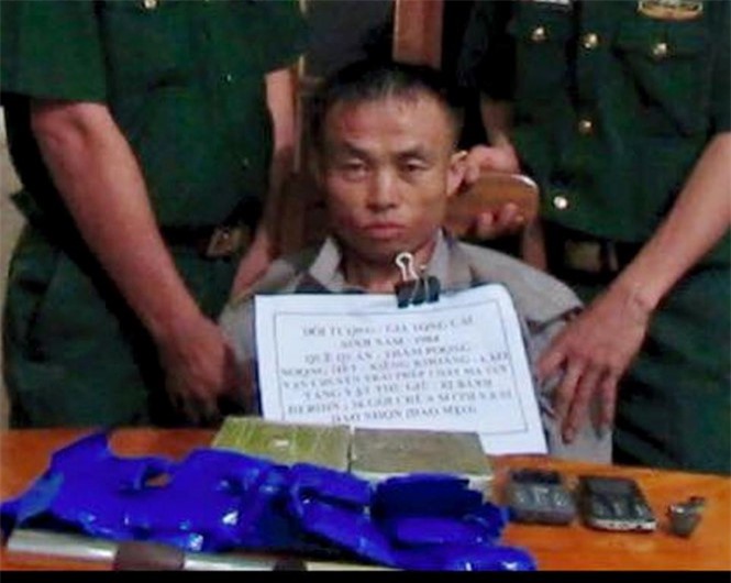 Bắt đối tượng vận chuyển 2 bánh heroin, 3.000 viên ma túy