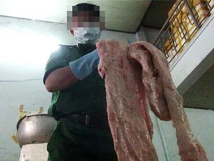 Kinh hoàng hàng trăm kg thịt bẩn "tuồn" vào bếp ăn tập thể