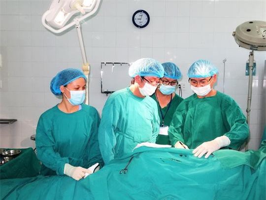 Người đàn ông suýt chết vì bôi dầu gió "vùng kín"