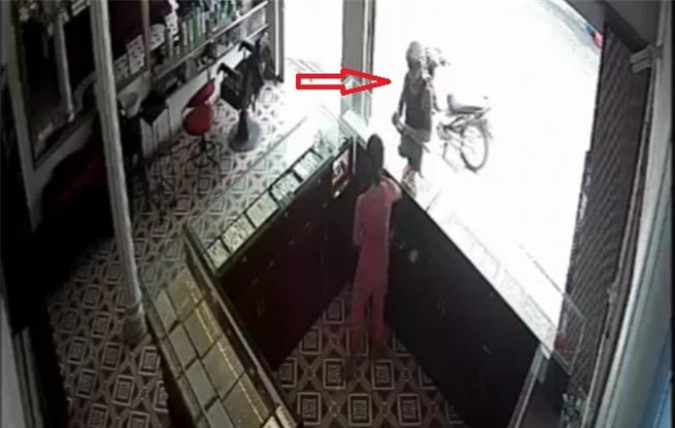 Truy lùng tên cướp tiệm vàng trắng trợn giữa ban ngày ở Phú Thọ