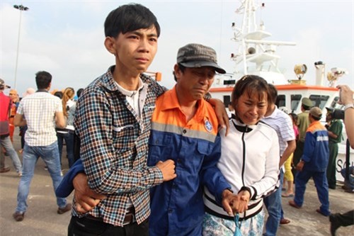 Vỡ òa hạnh phúc đón 34 thuyền viên trở về từ "cõi chết"