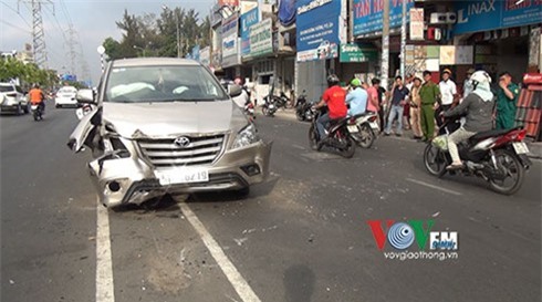 Xe 7 chỗ mất lái húc văng dải phân cách trúng nhiều người đi đường