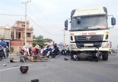 Xe tải phóng nhanh cuốn 2 xe máy vào gầm, nạn nhân nguy kịch
