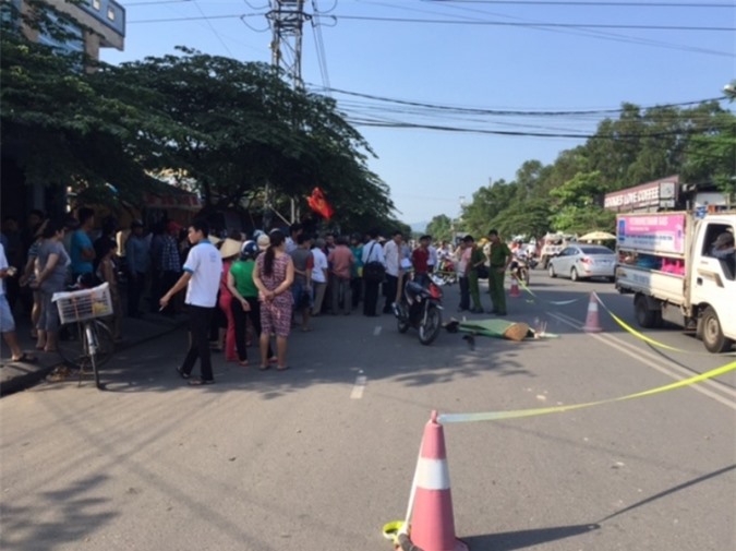 Bàng hoàng bà cụ đi qua đường bị xe tông tử vong