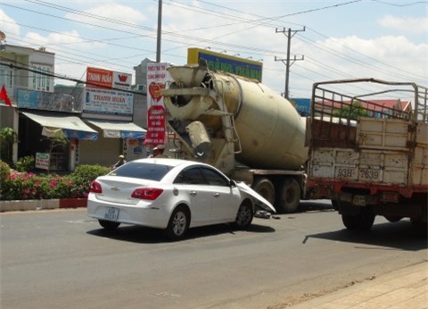 Xe trộn bê tông đâm 'nát' đầu xế hộp 4 chỗ