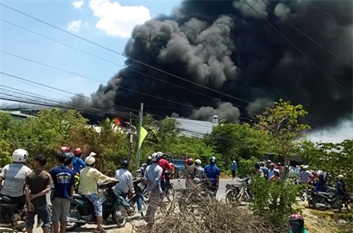 Xưởng bao bì cháy ngùn ngụt, cột khói cao hàng trăm mét