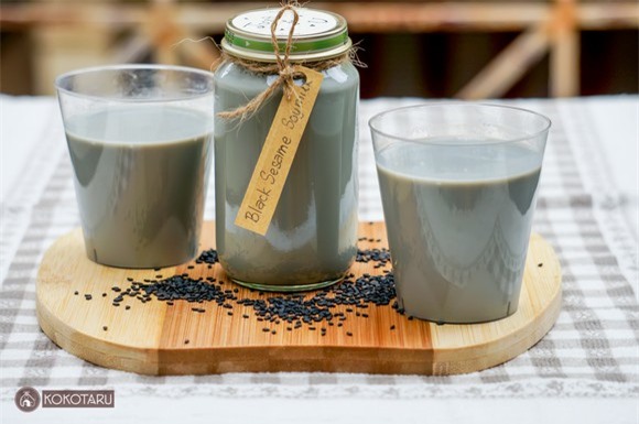Cách làm sữa đậu nành vừng đen thơm ngon trong ngày hè nóng bức