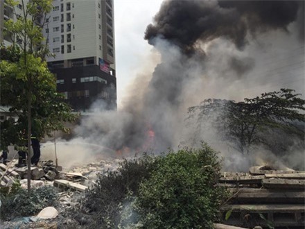 Cháy bốc khói nghi ngút gần UBND phường Mễ Trì