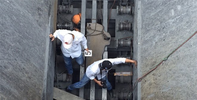 Công nhân chết thảm vì mắc kẹt trong gầm băng chuyền đá