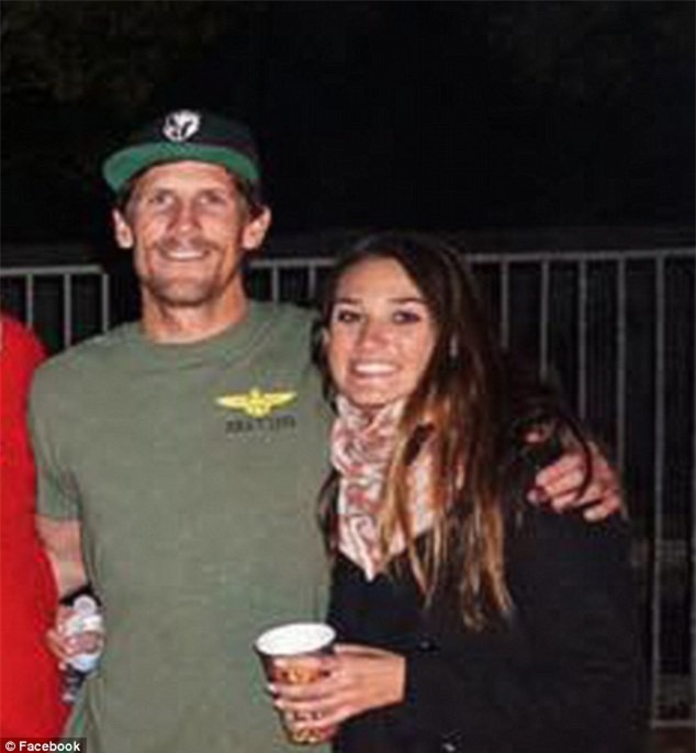 Đặc nhiệm Mỹ vừa cưới vợ xong thì bị IS bắn chết