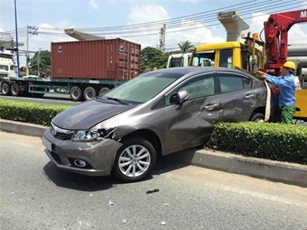 Hai anh em cùng kêu cứu trong xế hộp bị xe ben húc văng