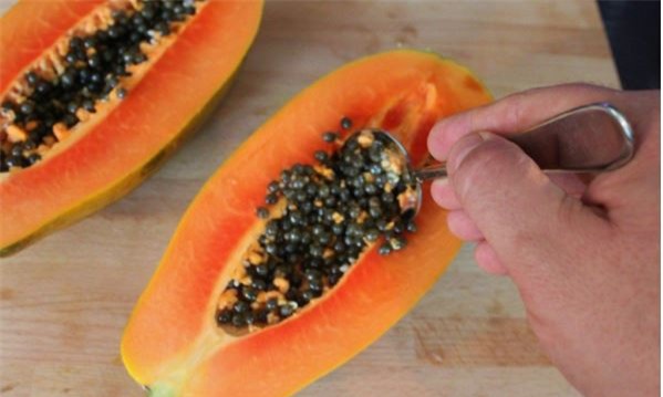 Hé lộ lý do bạn không nên vứt bỏ hạt đu đủ