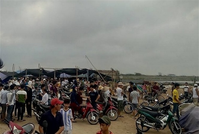 Nam Định: 3 học sinh mất tích khi đi tắm biển