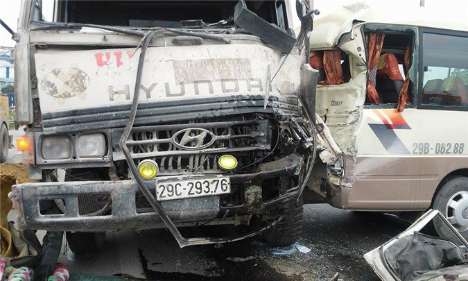 Nhiều ô tô húc nhau gây ùn tắc nghiêm trọng trên cầu Thanh Trì