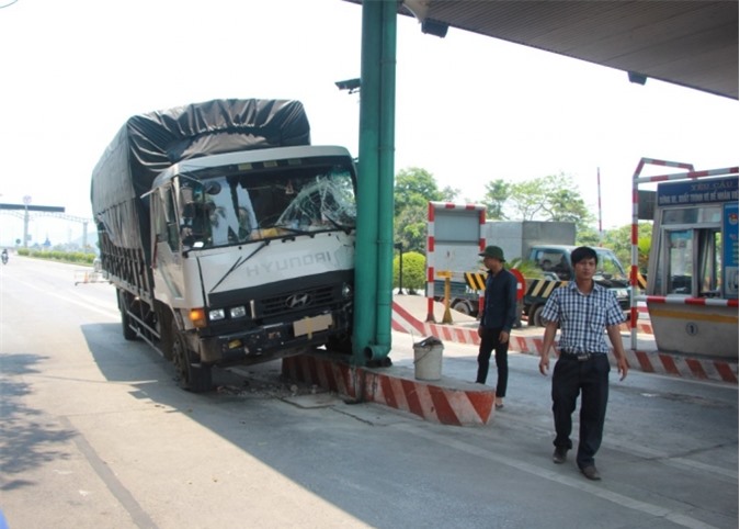 Xe tải mất lái đâm thẳng vào trạm thu phí Bến Thủy 