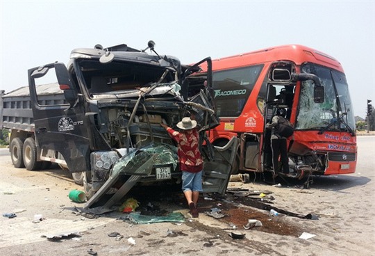 Xe tải tông xe khách giường nằm, 6 người bị thương nặng