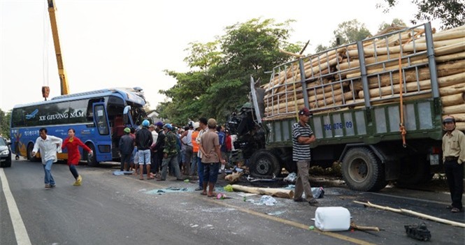 Quảng Ngãi: Xe khách "đối đầu" xe tải, hàng chục người thương vong