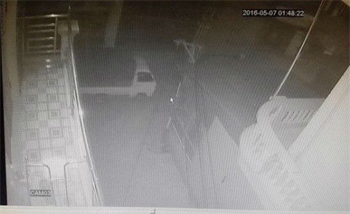 Sốc: Cặp đôi đánh xe tô tô để trộm... sữa tươi ở Hà Nội