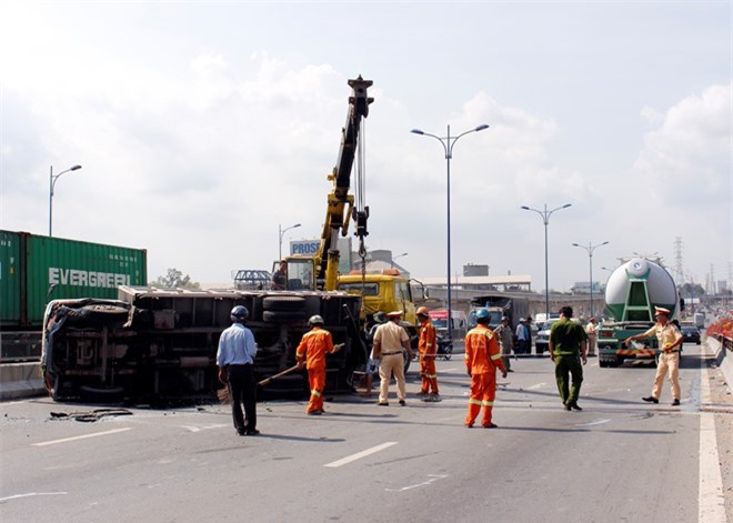 Tai nạn liên hoàn trên cầu Rạch Chiếc, tài xế kêu cứu trong cabin