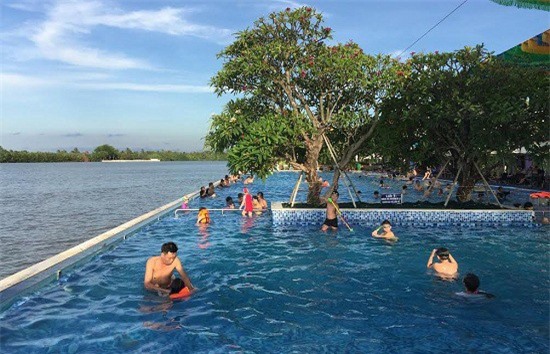 TP. HCM: Ngã xuống hồ bơi, bé trai 5 tuổi nguy kịch