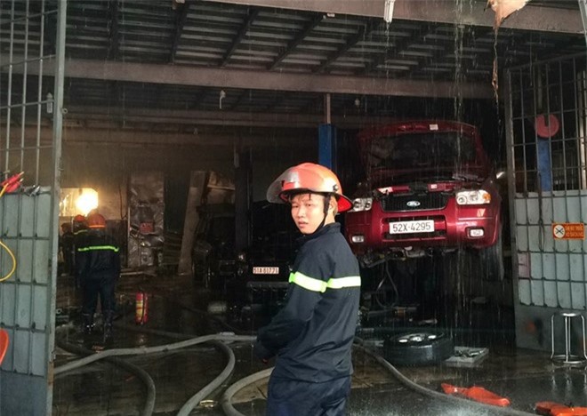 Cháy kinh hoàng tại gara ô tô, 3 xe cháy xém, hư hỏng nặng