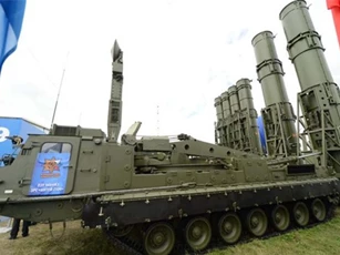Iran chính thức giao hệ thống tên lửa S-300 của Nga cho quân đội