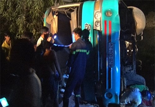 Xe chở công nhân lật ngang, quay 2 vòng làm 19 người thương vong