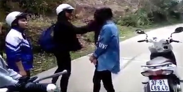 Nữ sinh đánh hội đồng, quay clip tung lên Facebook