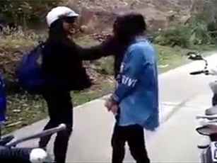 Nữ sinh đánh hội đồng, quay clip tung lên Facebook