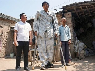 Sốc với chàng trai khổng lồ ở Trung Quốc