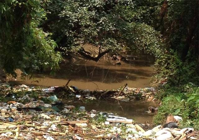 Bàng hoàng phát hiện thi thể thanh niên dưới cống nước