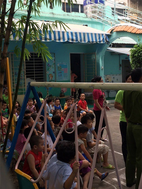 Cần cẩu đè sập trường mầm non, hàng chục trẻ thoát chết trong gang tấc