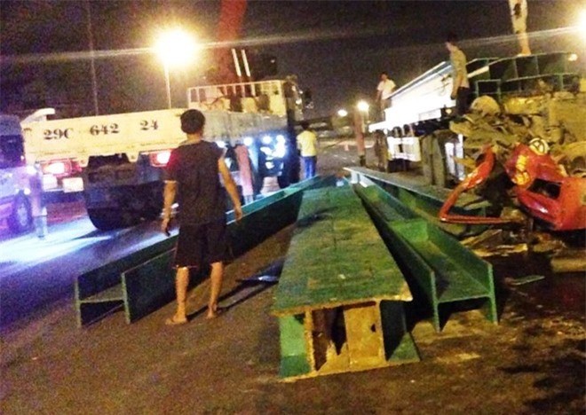 Hà Nội: Dầm thép húc bay cabin, tài xế container hoảng hồn kêu cứu