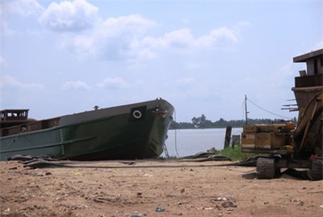 Hạ thủy tàu sắt gặp sự cố, 2 người tử vong