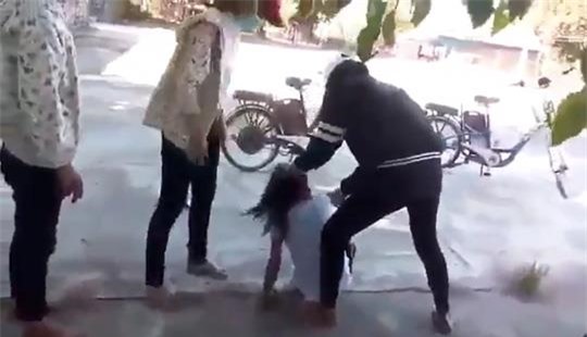 Nói xấu bạn trên Facebook, nữ sinh cấp 2 bị đánh dã man