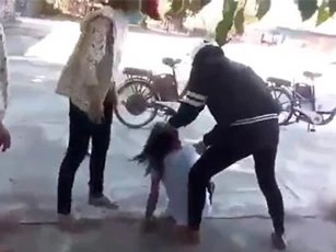 Nói xấu bạn trên Facebook, nữ sinh cấp 2 bị đánh dã man