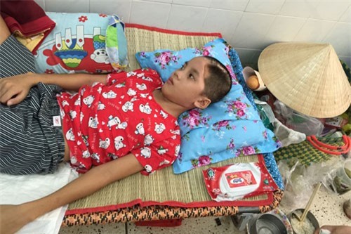 Thương “cậu ấm” không tiền vá sọ sau tai nạn giao thông