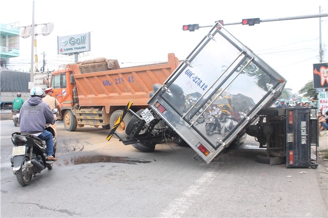 Xe ben gây tai nạn liên hoàn, ôtô lật đổ chồng lên nhau