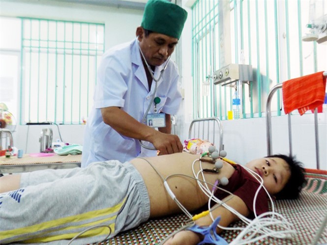 Cháu bé 10 tuổi bị ong đốt đã qua cơn nguy kịch